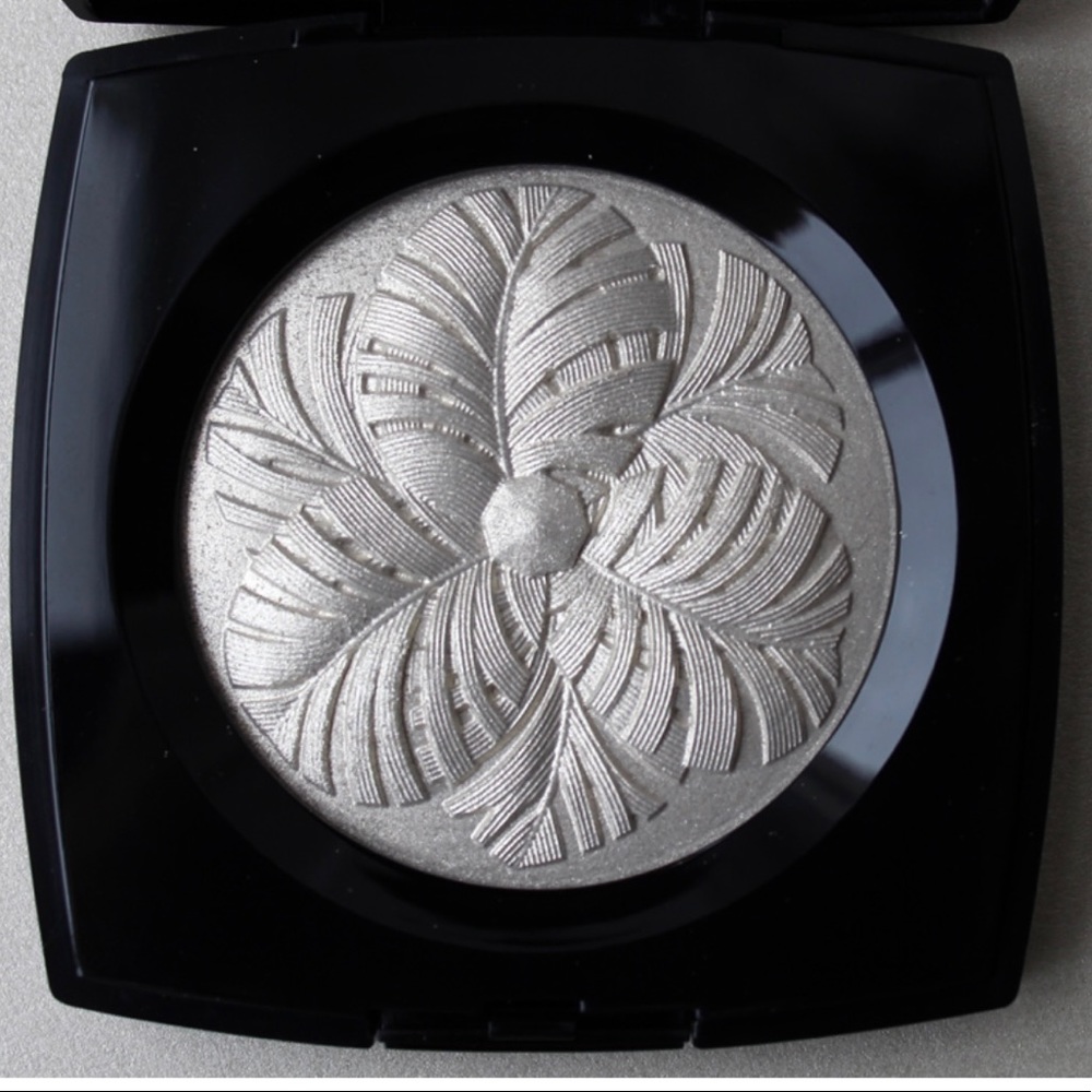 Chanel Camelia De Plumes Highlighting Powder